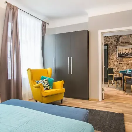 アパート Colonel & *